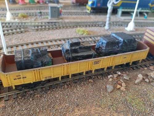 HO Scale Tarpaulin Covered Wagon Loads set of 5 (painted)