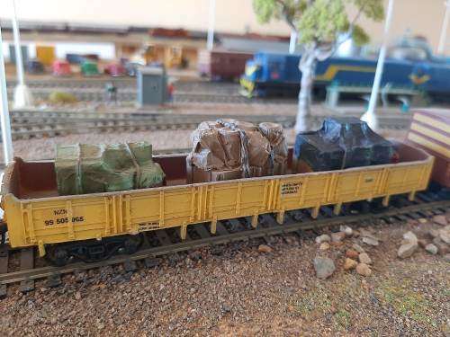 HO Scale Tarpaulin Covered Wagon Loads set of 5 (painted)