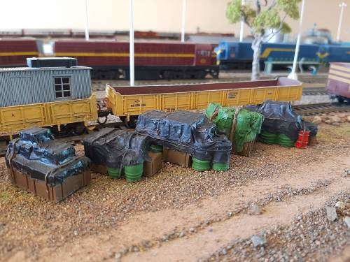HO Scale Tarpaulin Covered Wagon Loads set of 5 (painted)