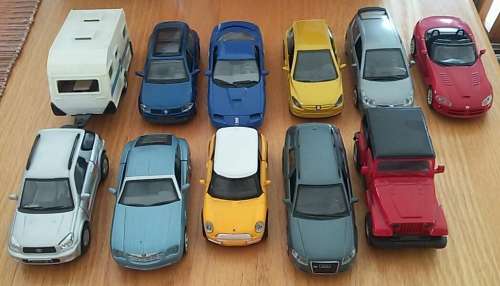 Assorted 1:32 Track Ornaments