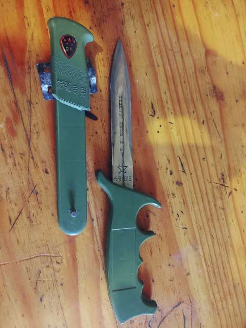 Combat knife retractable