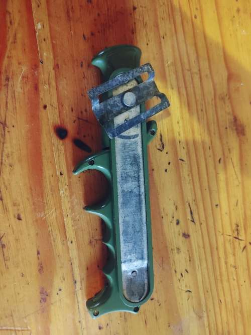 Combat knife retractable