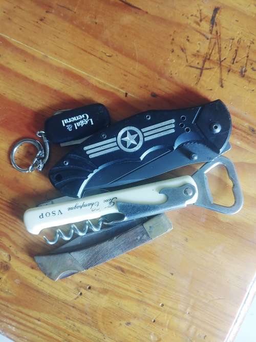 Pocket knives bundled