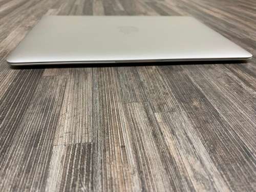 **MacBook 12 Retina**2015**Core M3**256GB SSD**8GB Memory**MAC OSX MOJAVE / WIN10**LOW CYCLE COUNT**