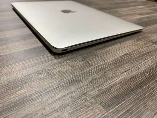 **MacBook 12 Retina**2015**Core M3**256GB SSD**8GB Memory**MAC OSX MOJAVE / WIN10**LOW CYCLE COUNT**