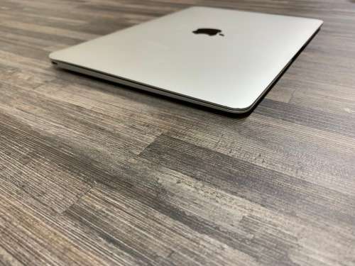 **MacBook 12 Retina**2015**Core M3**256GB SSD**8GB Memory**MAC OSX MOJAVE / WIN10**LOW CYCLE COUNT**