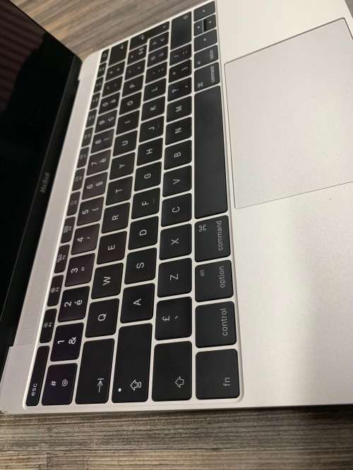 **MacBook 12 Retina**2015**Core M3**256GB SSD**8GB Memory**MAC OSX MOJAVE / WIN10**LOW CYCLE COUNT**