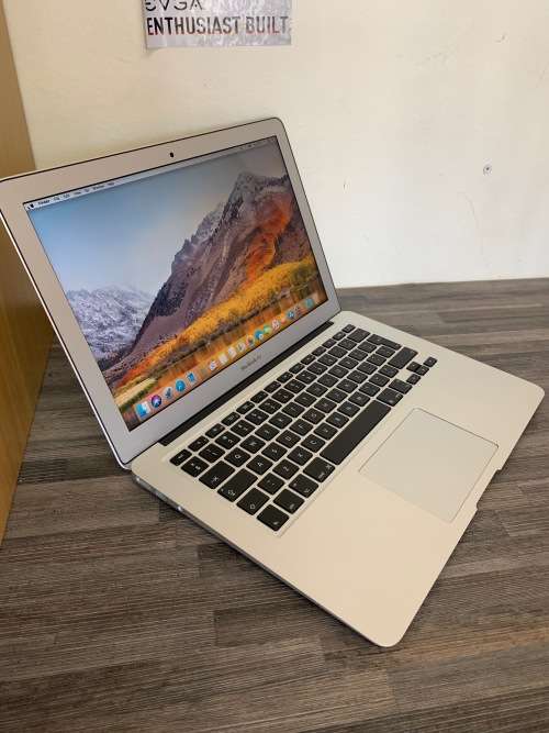 **2017 Model**Apple Macbook AIR 13.3" **5th Gen Intel Core i5**128GB SSD**8GB RAM**LOW CYCLE COUNT**