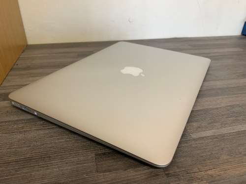 **2017 Model**Apple Macbook AIR 13.3" **5th Gen Intel Core i5**128GB SSD**8GB RAM**LOW CYCLE COUNT**