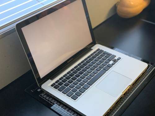 **MacBook PRO 13**Core i5**256GB SSD**16GB Memory**MAC OSX / WIN10**