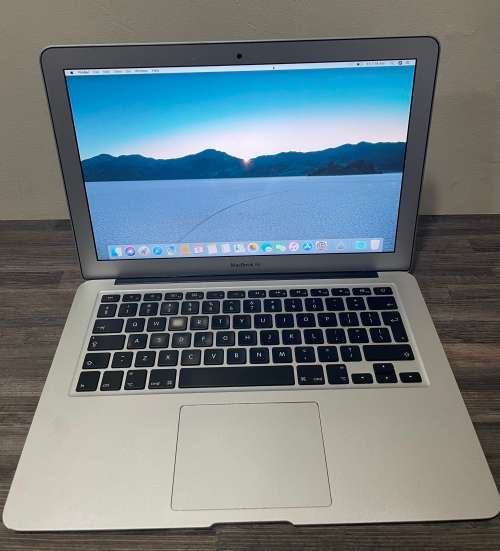 **Apple Macbook AIR 13" **Core i5**256GB SSD**4GB RAM**MAC OS SIERRA/WIN10