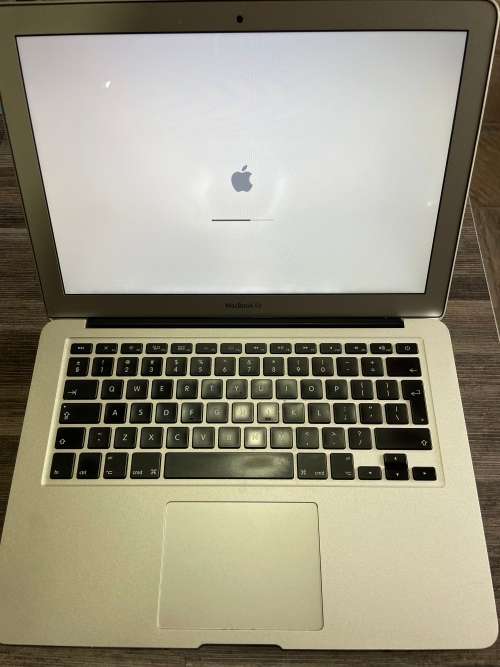 **Apple Macbook AIR 13" **Core i5**256GB SSD**4GB RAM**MAC OS SIERRA/WIN10