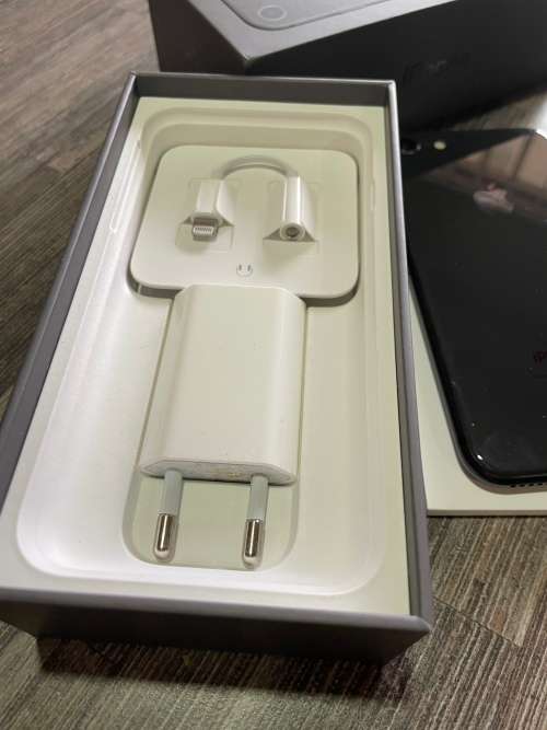 **EXCELLENT**GENUINE APPLE**iPhone 8**64GB**Space Grey**Original box with accesories**