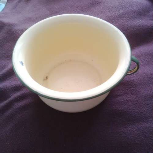 Enamel chamber pot
