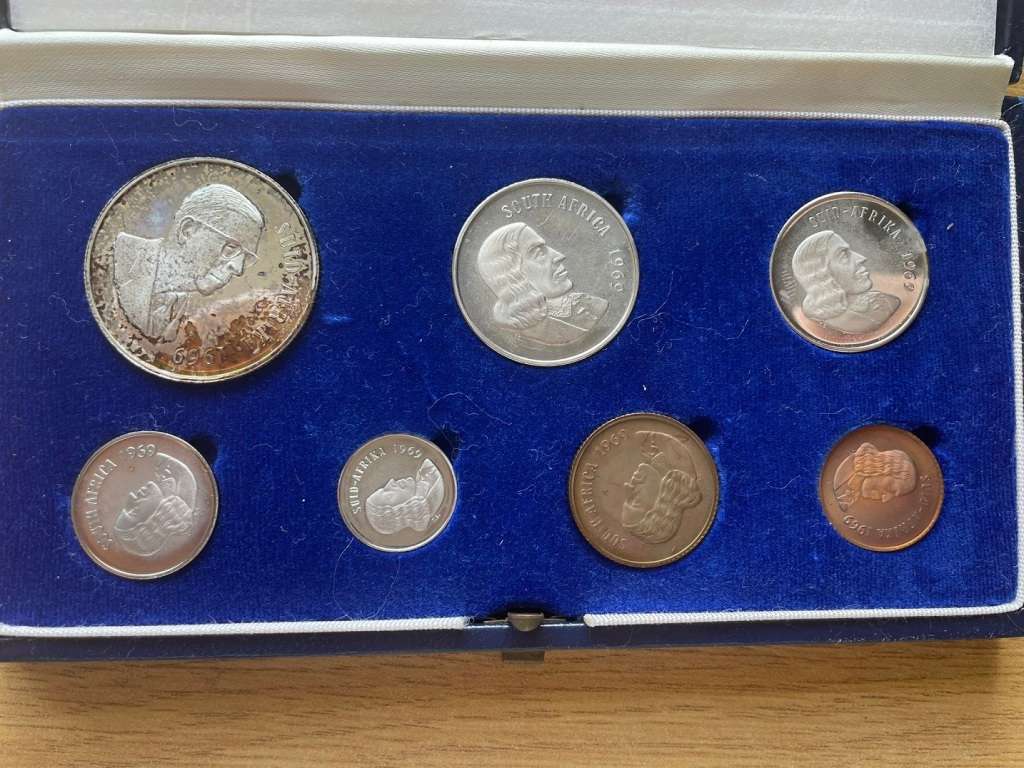 Crazy R1 Start! 1969 Coin Proof Set. See my other R1 Auctions!