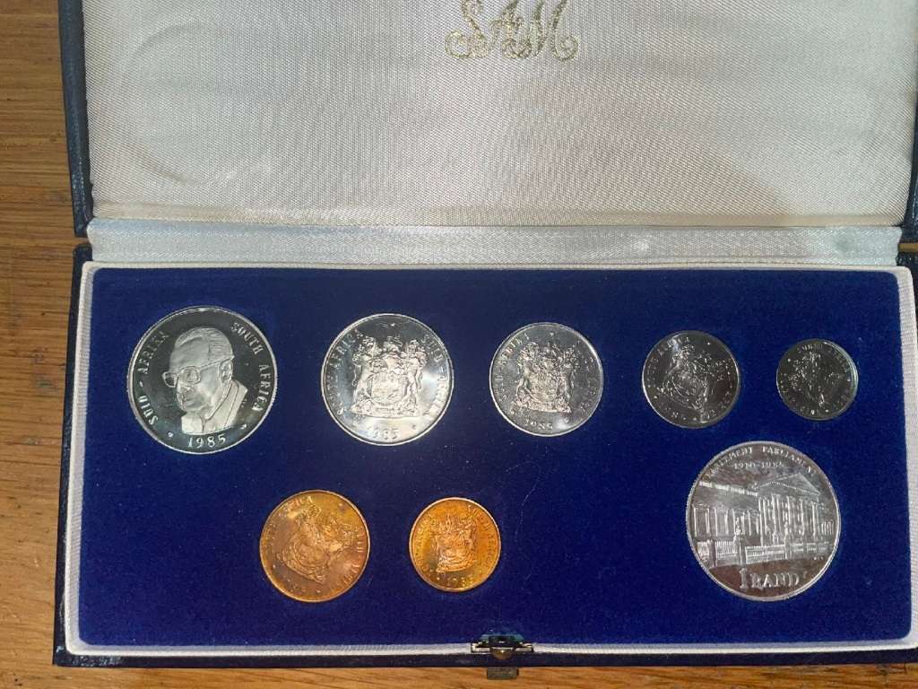 Crazy R1 Start! 1985 Coin Proof Set + Commemorative R1. See my other R1 Auctions!