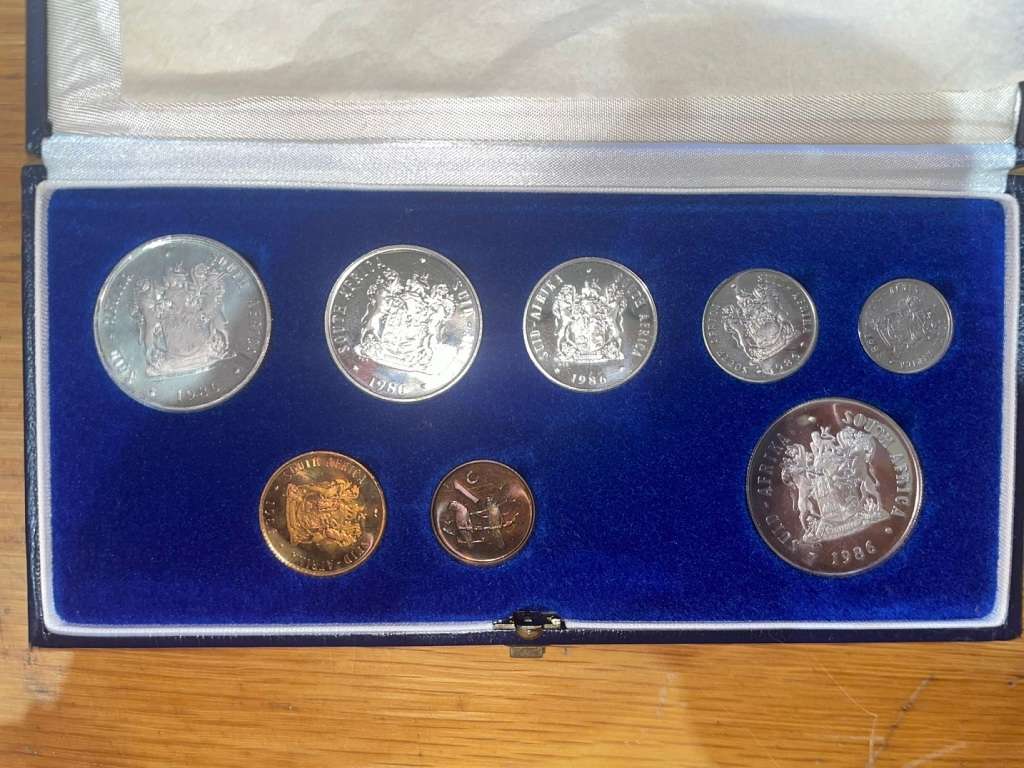 Crazy R1 Start! 1986 Coin Proof Set + Commemorative R1. See my other R1 Auctions!