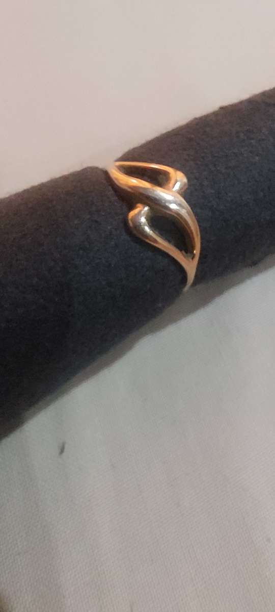 SOLID 9CT GOLD LADIES RING