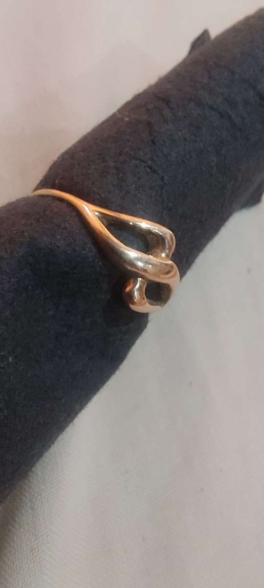 SOLID 9CT GOLD LADIES RING