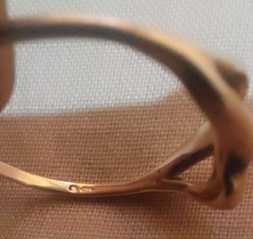 SOLID 9CT GOLD LADIES RING