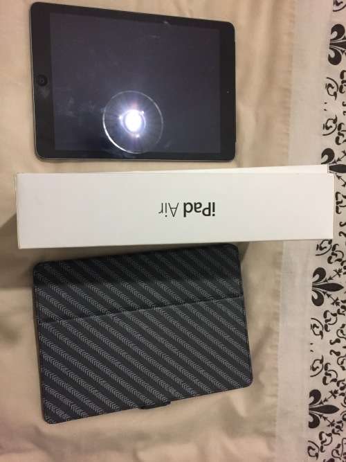 Apple iPad Air Wifi and Cellular (4G) - 16G - MINT Condition plus free Speck cover