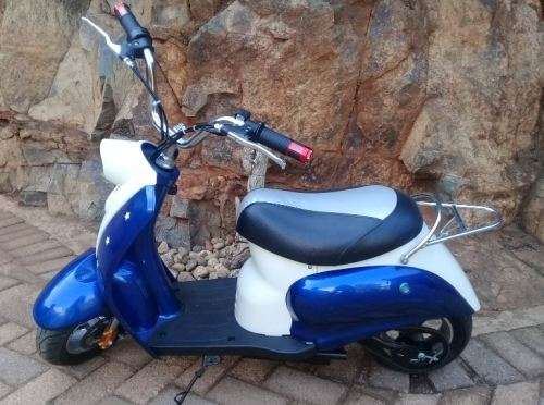 250W 24V Electric Scooter (Looks Similar to a Vespa Scooter)