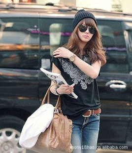 !!!!NEW ARRIVAL !!!! Black top with lace details neckline. Size 32,34,36