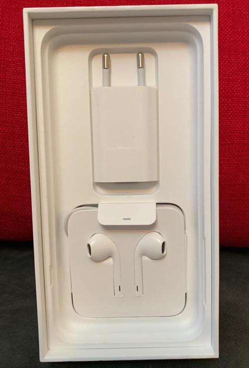 Apple iPhone 7 Plus Silver 32GB in box with accessories