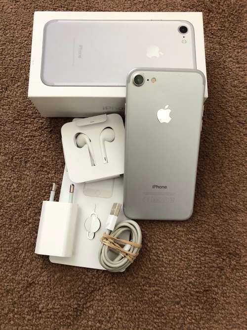 Apple iPhone 7 Silver 32GB in box with accessories (Like New)