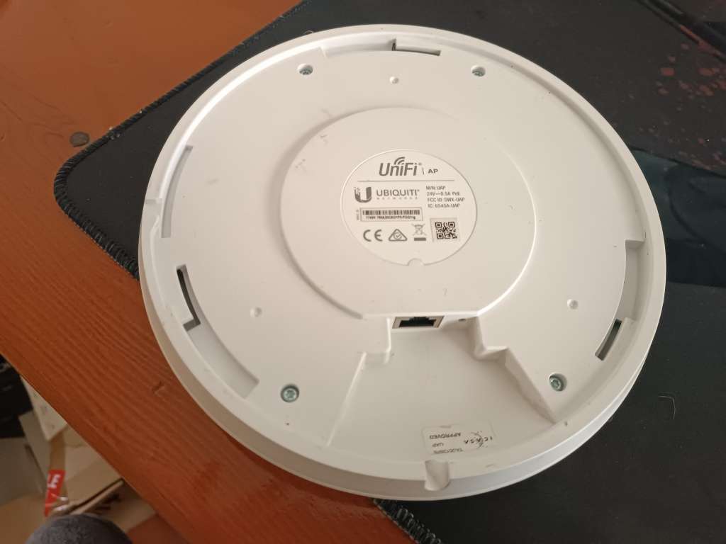 Ubiquiti UniFi AP + POE Injector + Ceiling Mount with Bracket