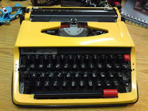 TYPEWRITER: Brother Deluxe 850TR
