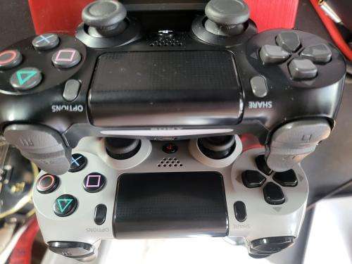 PS4 1TB 2 Controllers 3 Games
