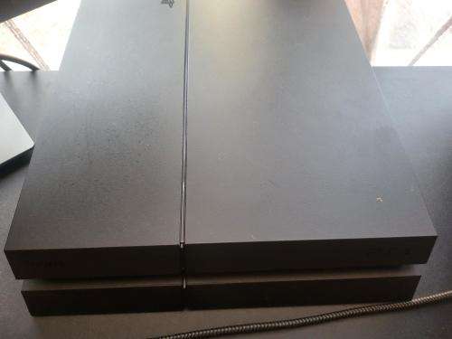 PS4 1TB 2 Controllers 3 Games