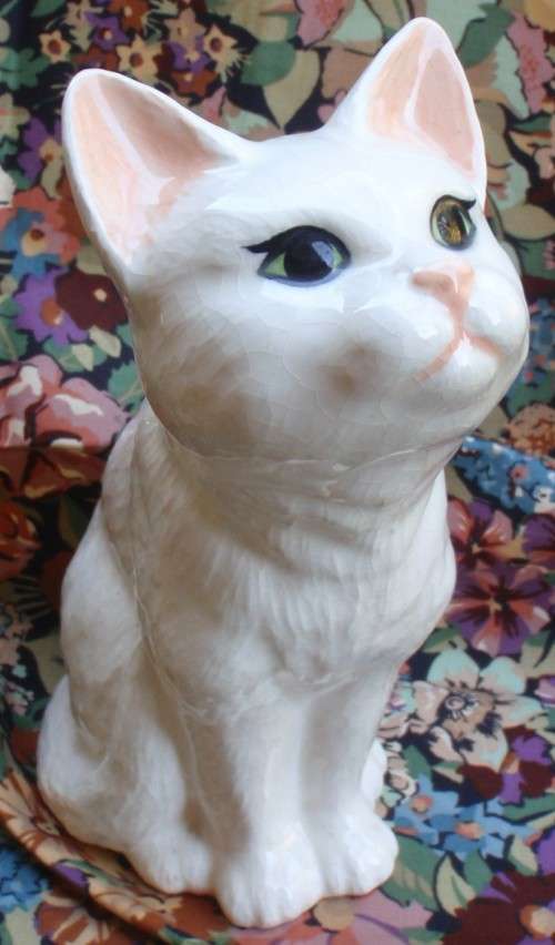 The cutest kitty cat - lovely white ceramic - in perfect condition.