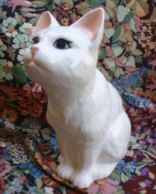 The cutest kitty cat - lovely white ceramic - in perfect condition.