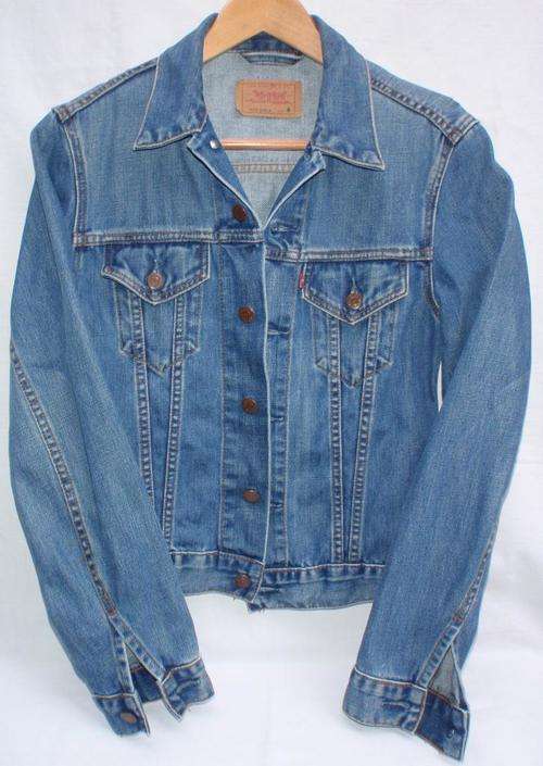 GENUINE LEVI JACKET - BODY FITTING - LADIES SIZE SMALL (30-32) BOUGHT IN LONDON - BARGAIN!!!