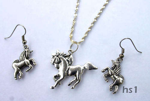 Ultimate Horse Lover - Beautiful silver beaded horse necklace & Earrings