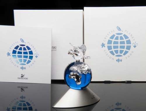 SWAROVSKI VERY STYLISH CRYSTAL PLANET VISION 2000 - BOXED #