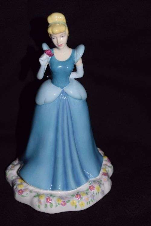 NEW ROYAL DOULTON DISNEY PRINCESS CINDERELLA FIGURE DP 1 *
