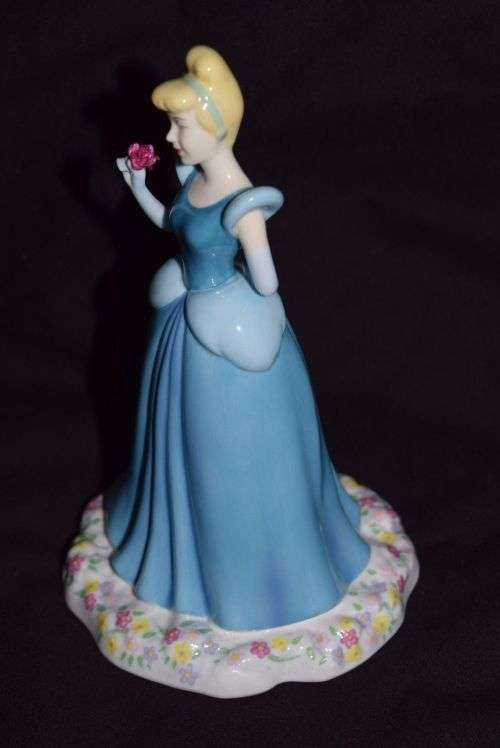 NEW ROYAL DOULTON DISNEY PRINCESS CINDERELLA FIGURE DP 1 *