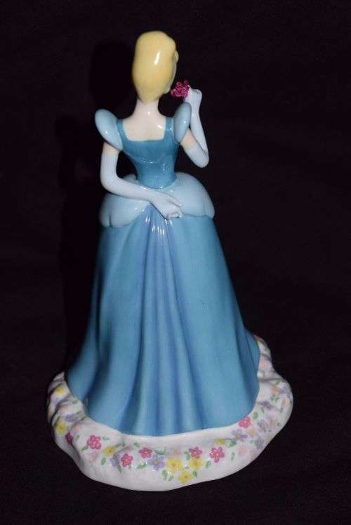 NEW ROYAL DOULTON DISNEY PRINCESS CINDERELLA FIGURE DP 1 *