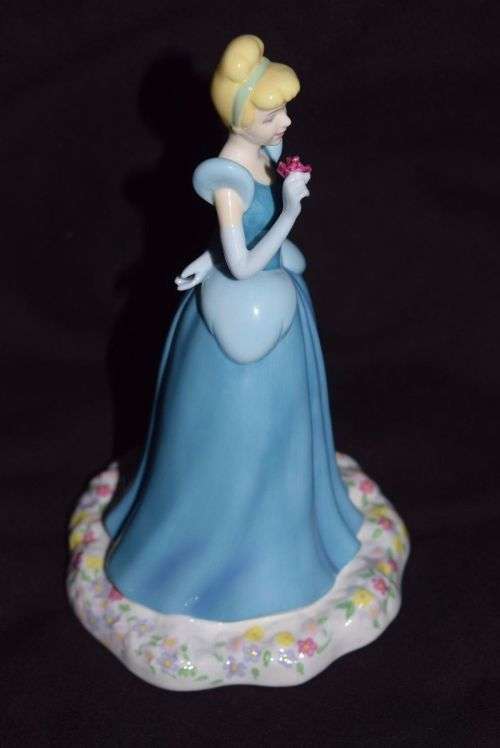 NEW ROYAL DOULTON DISNEY PRINCESS CINDERELLA FIGURE DP 1 *