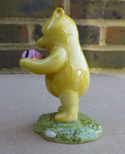 Disney Royal Doulton Winnie The Pooh Collection - Present WP18 *