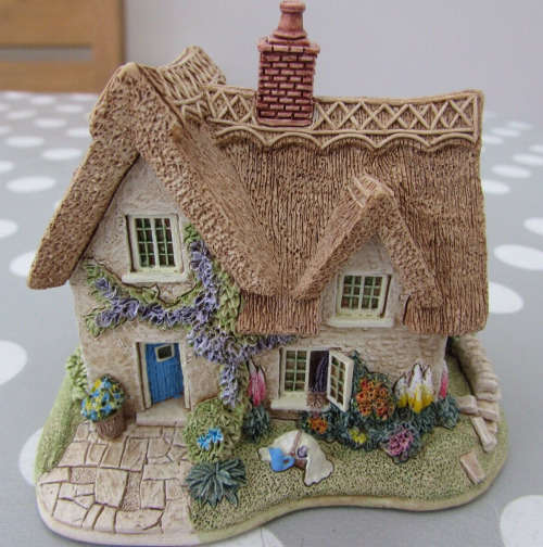 Miniature House - Lilliput Lane Little Lupins #