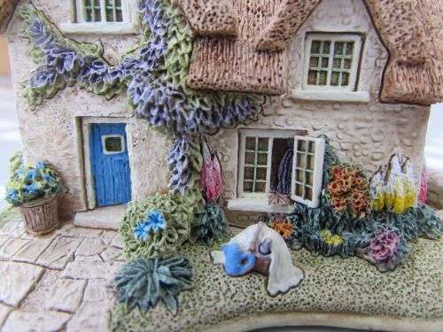 Miniature House - Lilliput Lane Little Lupins #