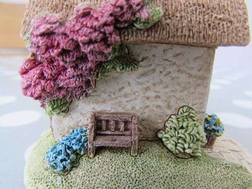 Miniature House - Lilliput Lane Little Lupins #