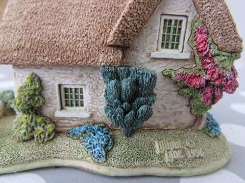 Miniature House - Lilliput Lane Little Lupins #
