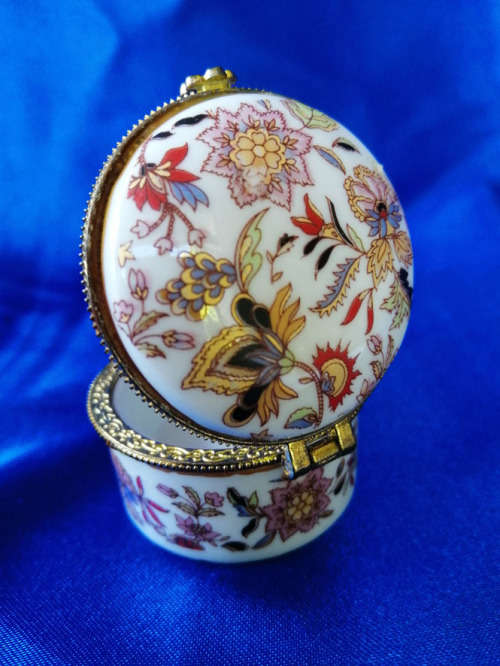 Stunning Lidded China Pill Box with Gold Metal Trim #