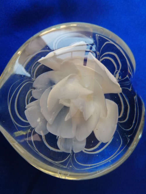 VENITIAN CLEAR HEART WITH WHITE ROSE FLOWER ART GLASS PAPERWEIGHT