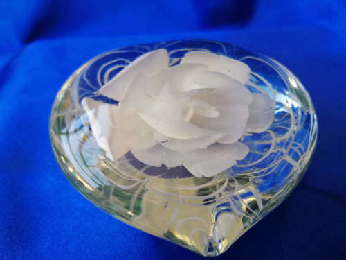 VENITIAN CLEAR HEART WITH WHITE ROSE FLOWER ART GLASS PAPERWEIGHT